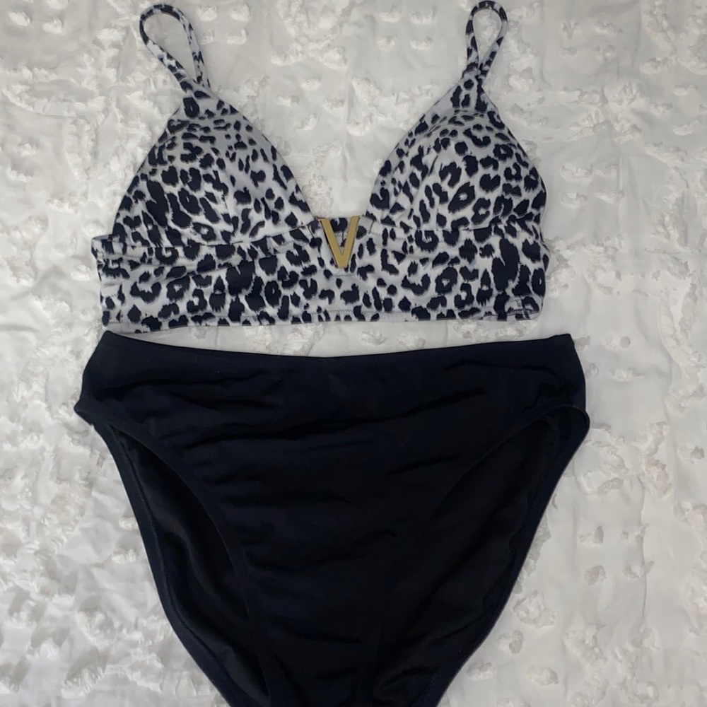 - Victoria’s Secret Bikini L